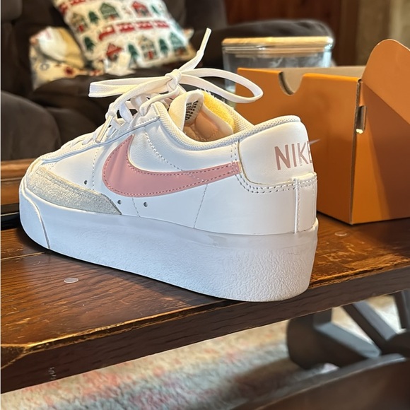 W 7.5 Blazer Low Platform Nike Pink - Picture 2 of 5